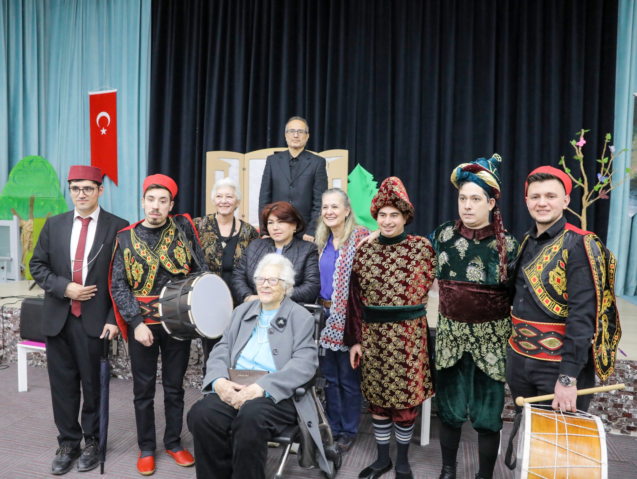 ENGELSİZ YAŞAM MERKEZİ’NDE KARAGÖZ VE HACİVAT GÖSTERİSİ SAHNELENDİ