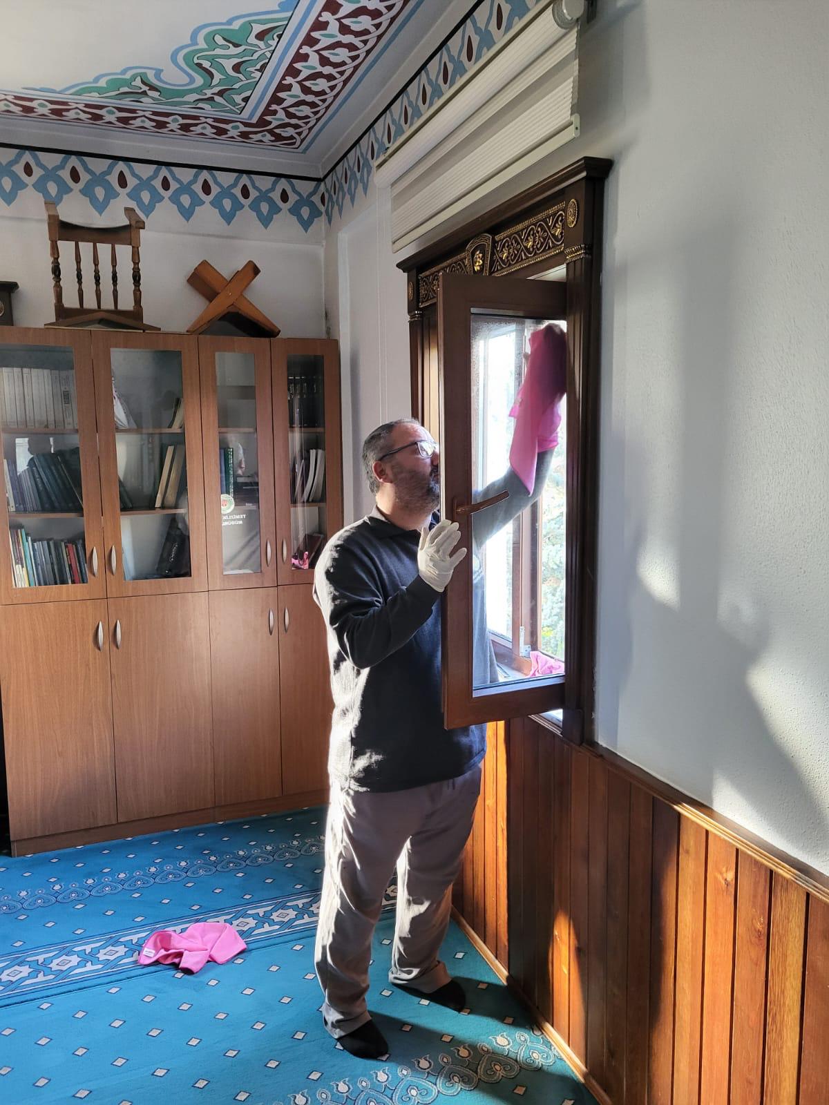 ETİMESGUT BELEDİYESİ KAPSAMLI CAMİ TEMİZLİKLERİNİ SÜRDÜRÜYOR 