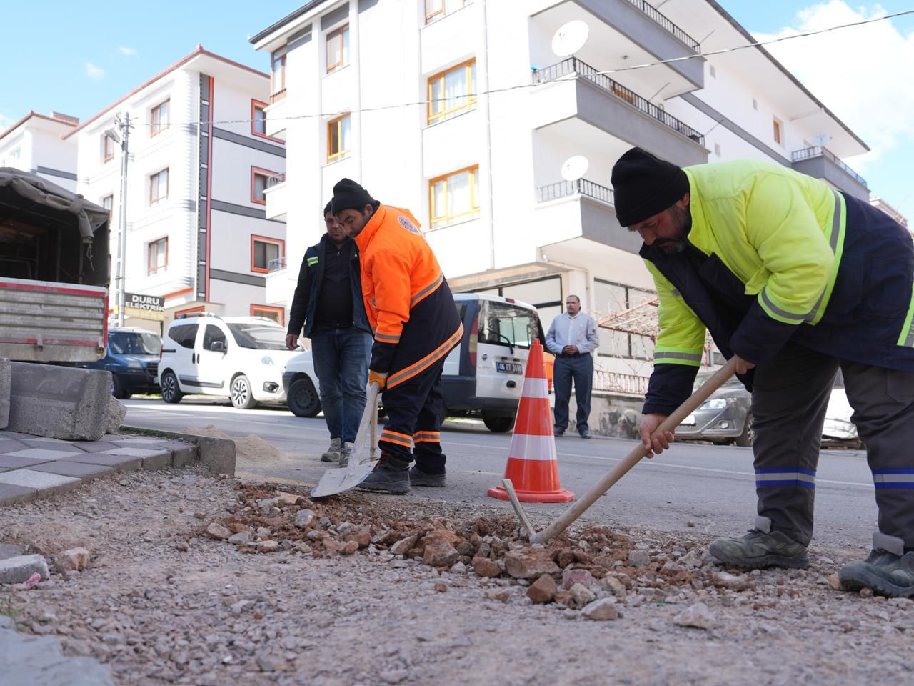 ETİMESGUT BELEDİYESİ FEN İŞLERİ EKİPLERİ İLÇE GENELİNDE ÇALIŞMALARINI SÜRDÜRÜYOR