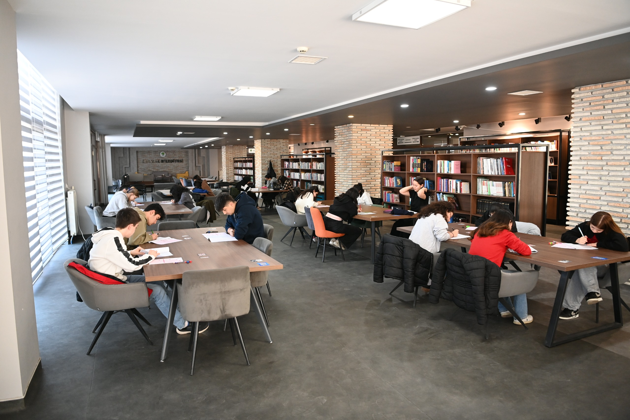 UYANIK KÜTÜPHANE’DE ÜNİVERSİTE SINAVI PROVASI