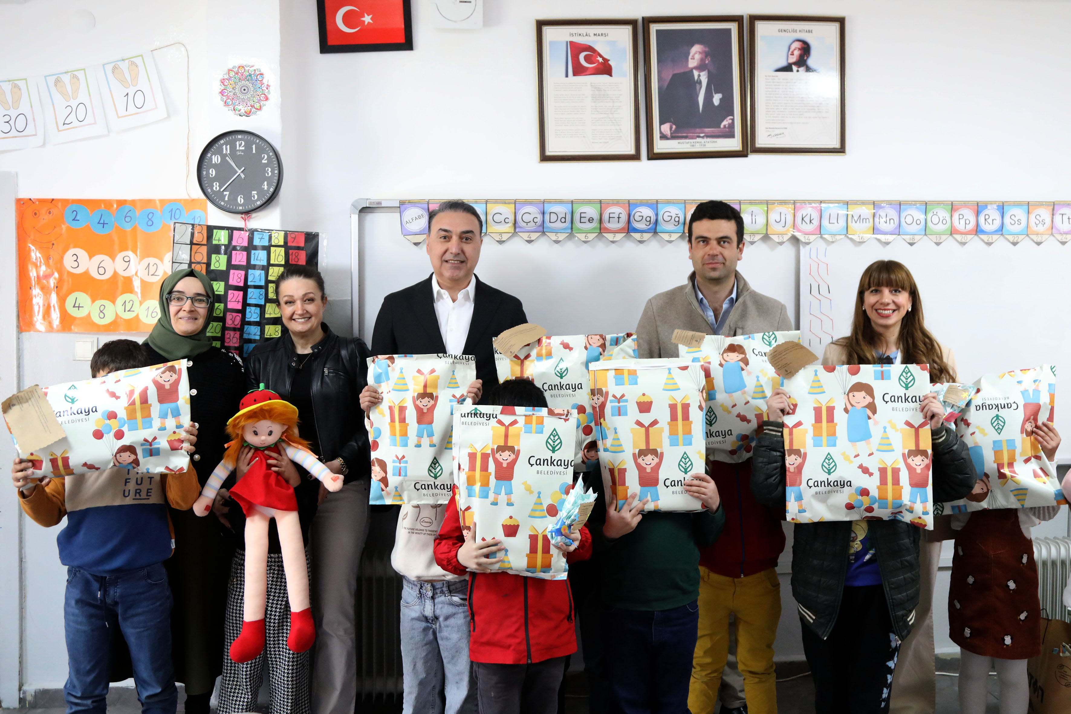 ÇANKAYA BELEDİYESİ’NDEN KARATAŞLI ÇOCUKLARA BAYRAM HEDİYESİ
