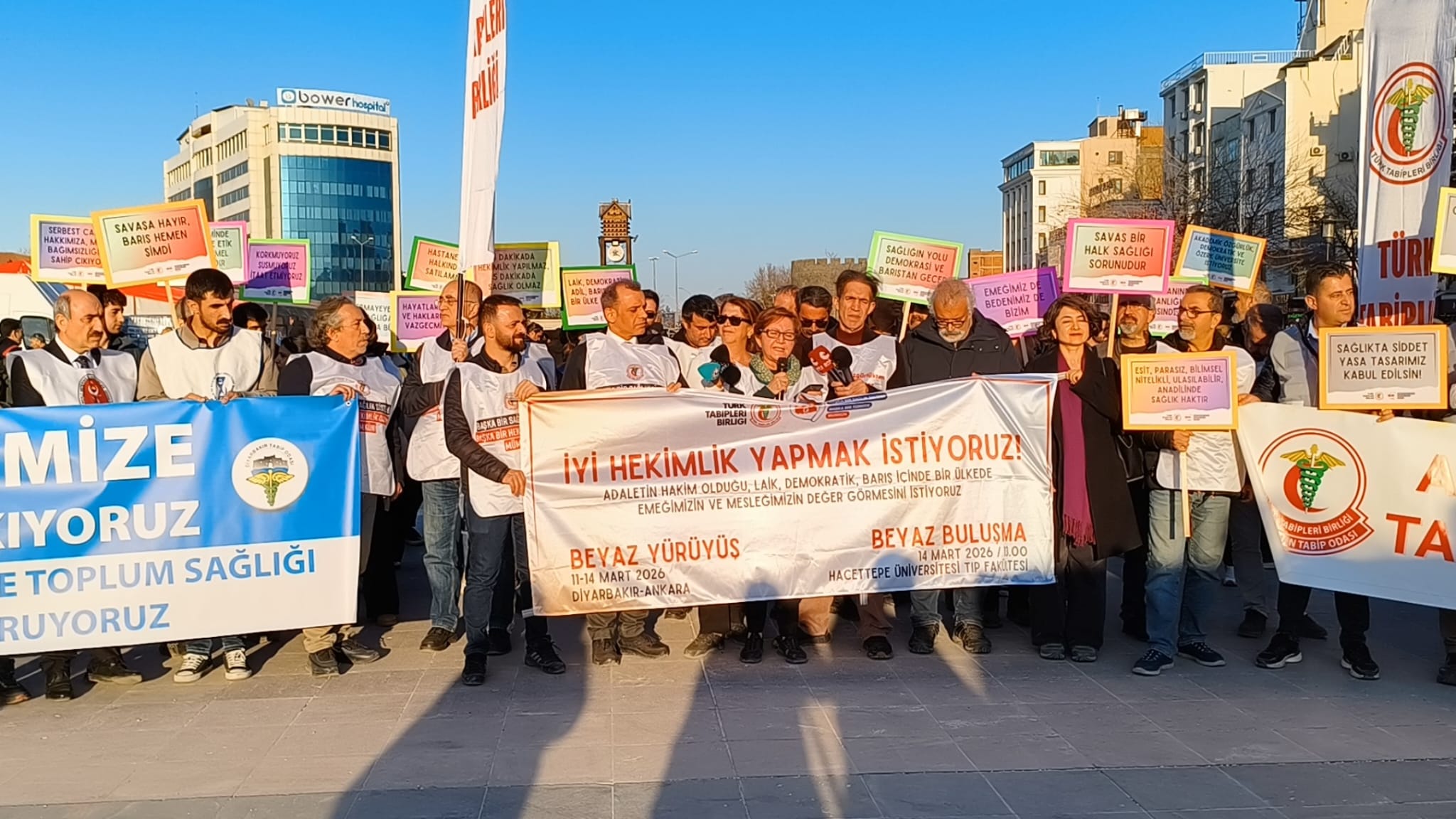 BEYAZ YÜRÜYÜŞ DİYARBAKIR’DAN BAŞLADI: “İYİ HEKİMLİK YAPMAK İSTİYORUZ, 14 MART’TA ANKARA’DA BULUŞUYORUZ