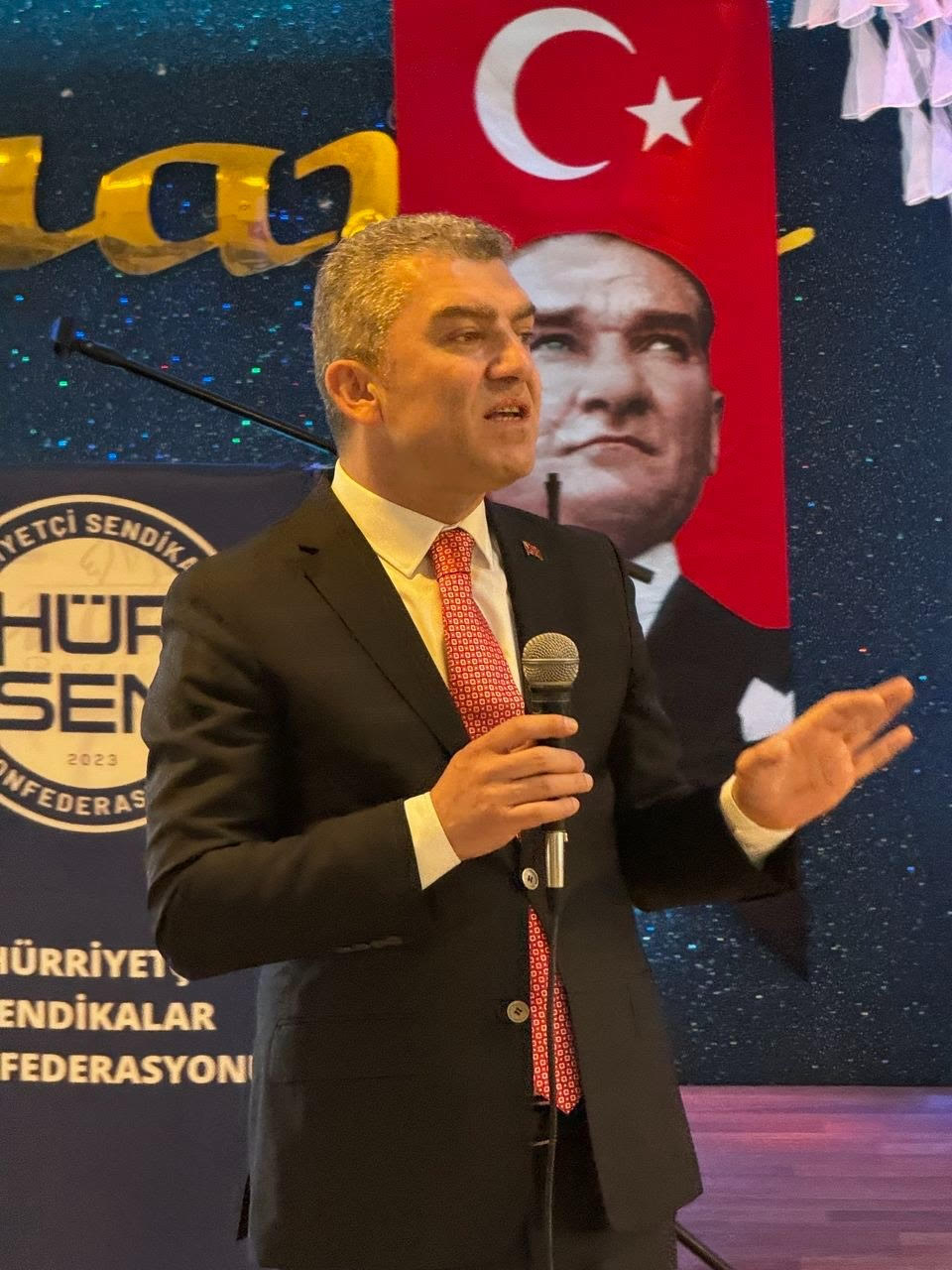 Hürriyetçi Sendikalar Konfederasyonu   Genel Başkanı Levent Kuruoğlu ; “Memur Zammı İlk Aydan Buhar Oldu”