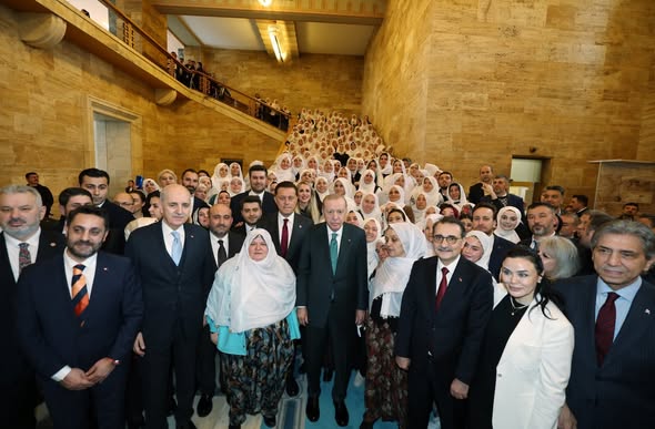 AK Parti’den “Kıyafet Üzerinden Siyaset” Tepkisi: “Bu Zihniyet Tarihe Karıştı”