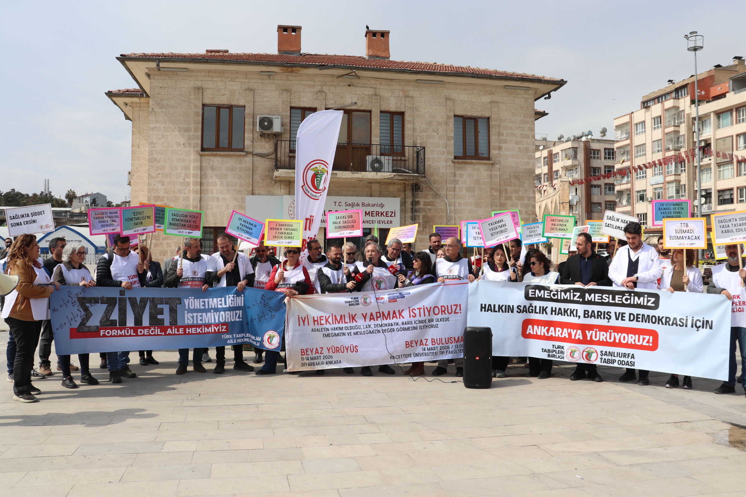 Beyaz Yürüyüş İkinci Gününde Şanlıurfa’daydı: “Başka Bir Sağlık Sistemi ve Başka Bir Türkiye Mümkün, Hatta Şart!”