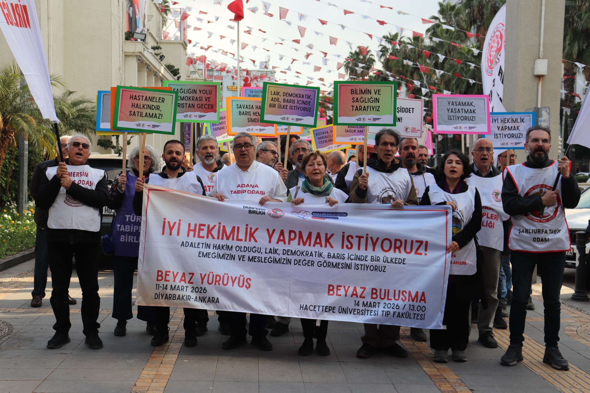 Beyaz Yürüyüş Üçüncü Gününde Adana’daydı: “14 Mart’ı Bayrama Dönüştürmenin Yolu Sağlığı, Barışı, Adaleti, Laikliği, Demokrasiyi, İyi Hekimliği Birlikte Savunmaktan Geçiyor
