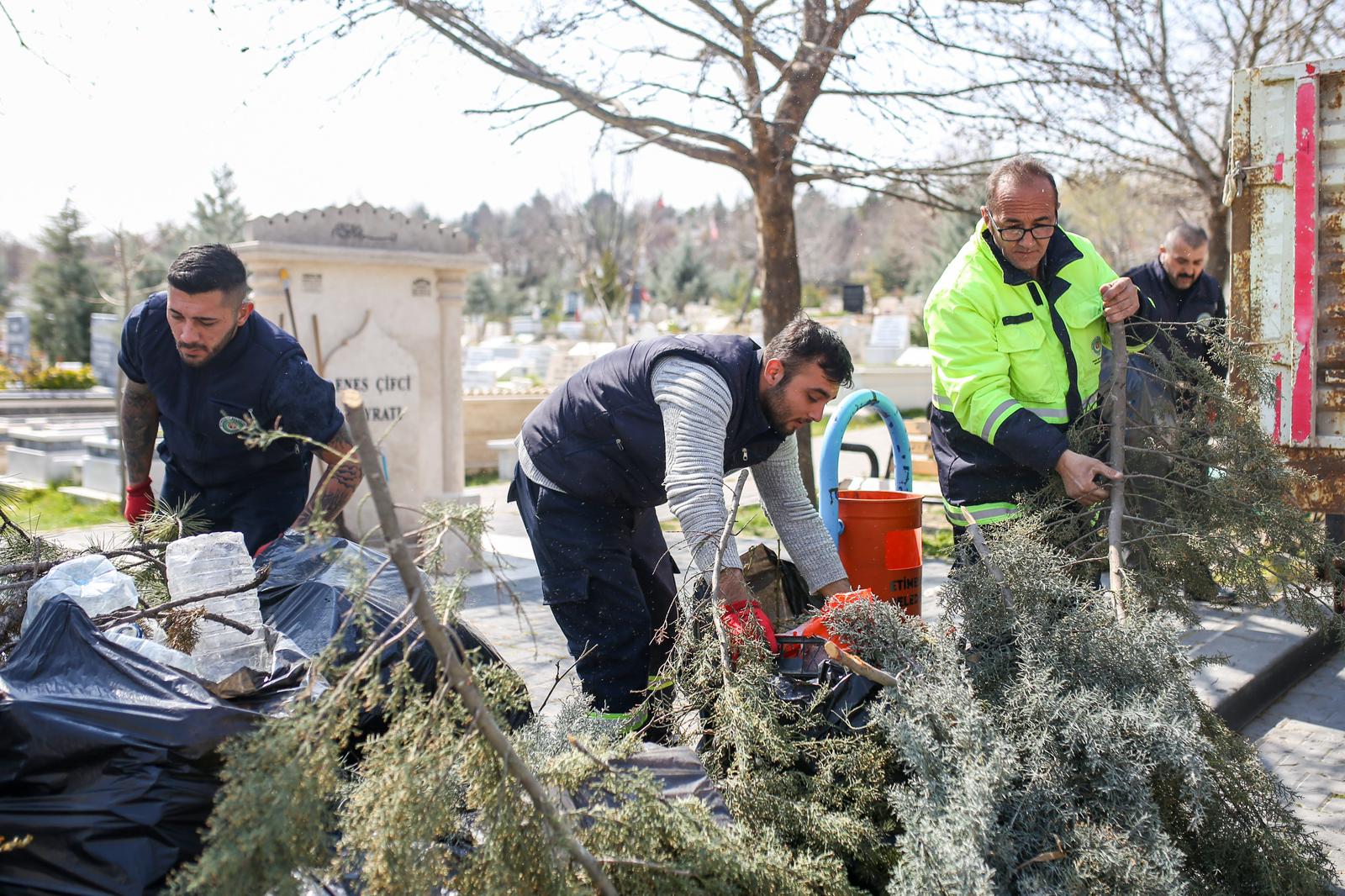 Etimesgut’ta Bayram Öncesi Mezarlıklarda Kapsamlı Temizlik Çalışması