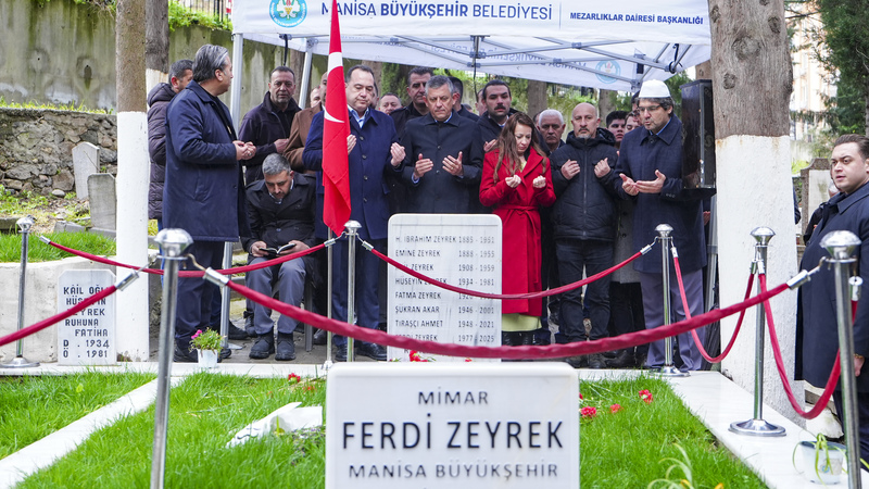 CHP Lideri Özgür Özel, Manisa’da Bayram Namazının Ardından Kabristanları Ziyaret Etti.