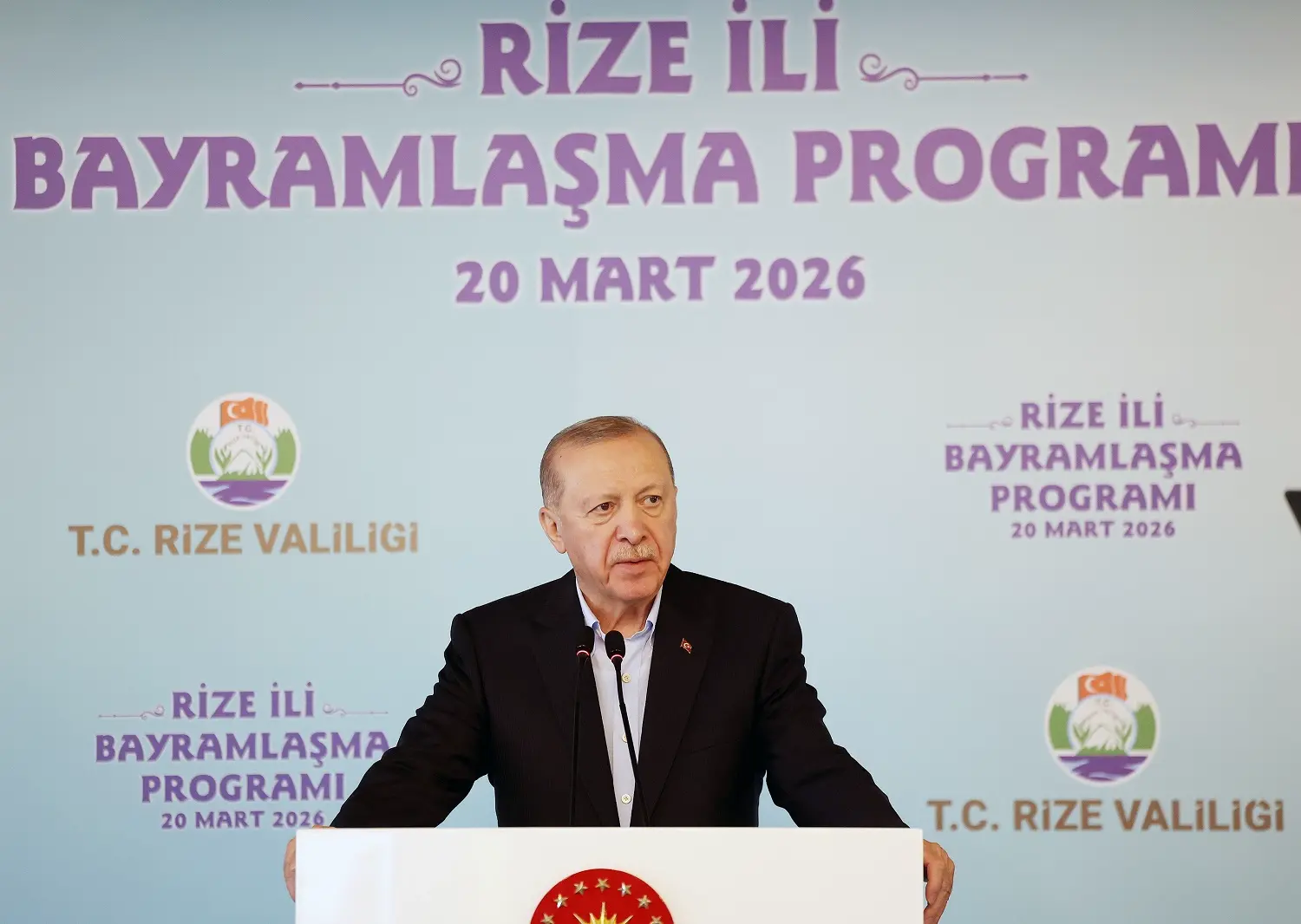 Cumhurbaşkanı Erdoğan, Rize'de vatandaşlarla bayramlaşma programına katıldı.