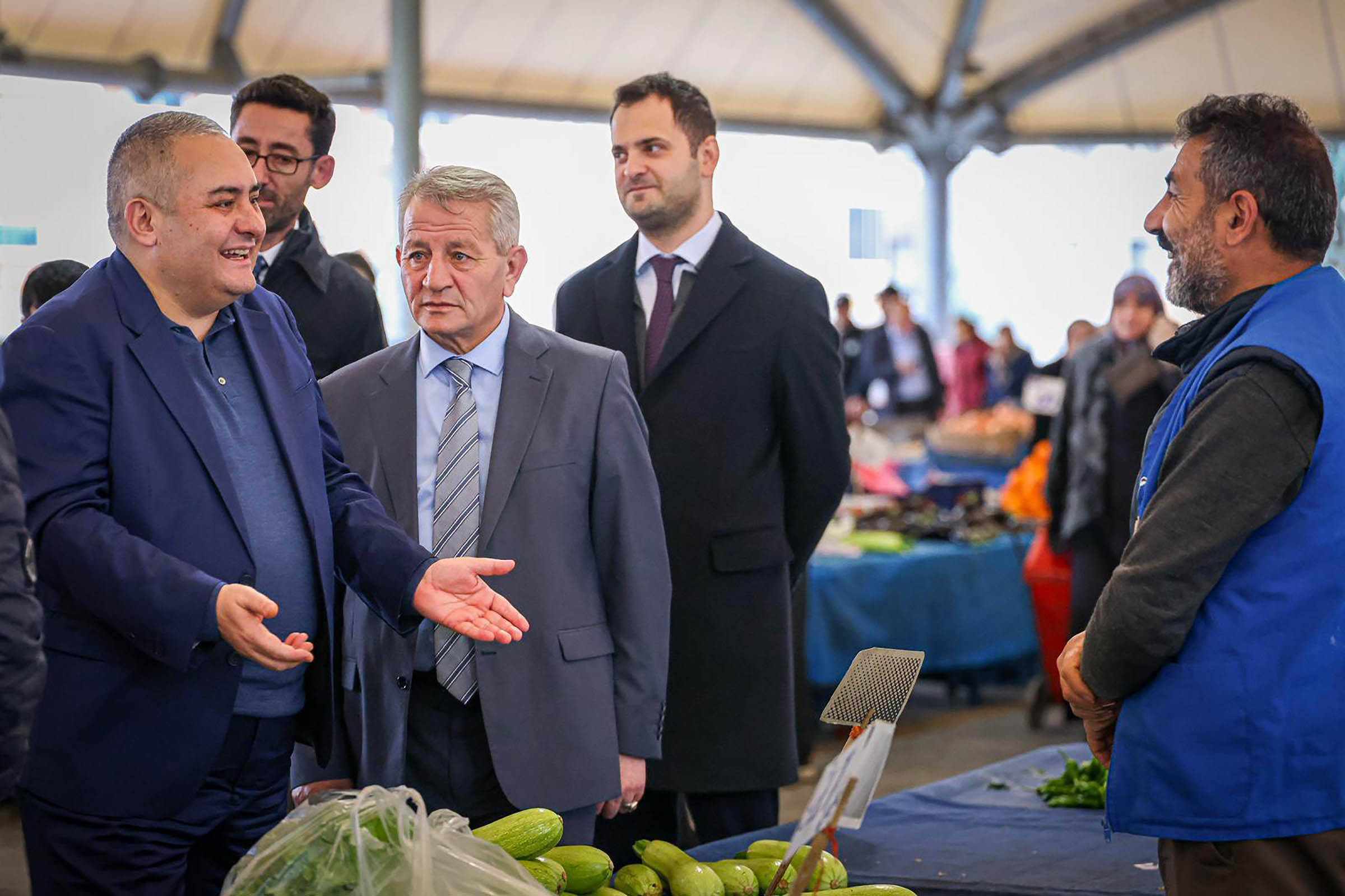 Başkan Özarslan Semt Pazarında Esnaf Ve Vatandaşla Buluştu.