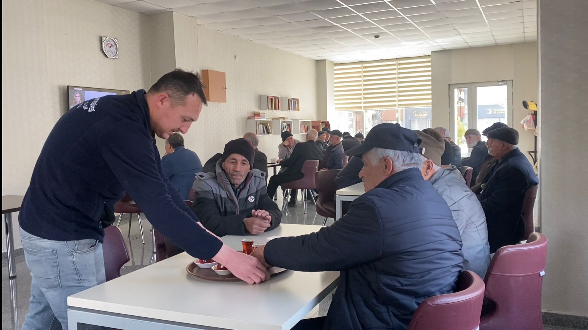 Kızılcahamam’da emeklilere ücretsiz çay desteği