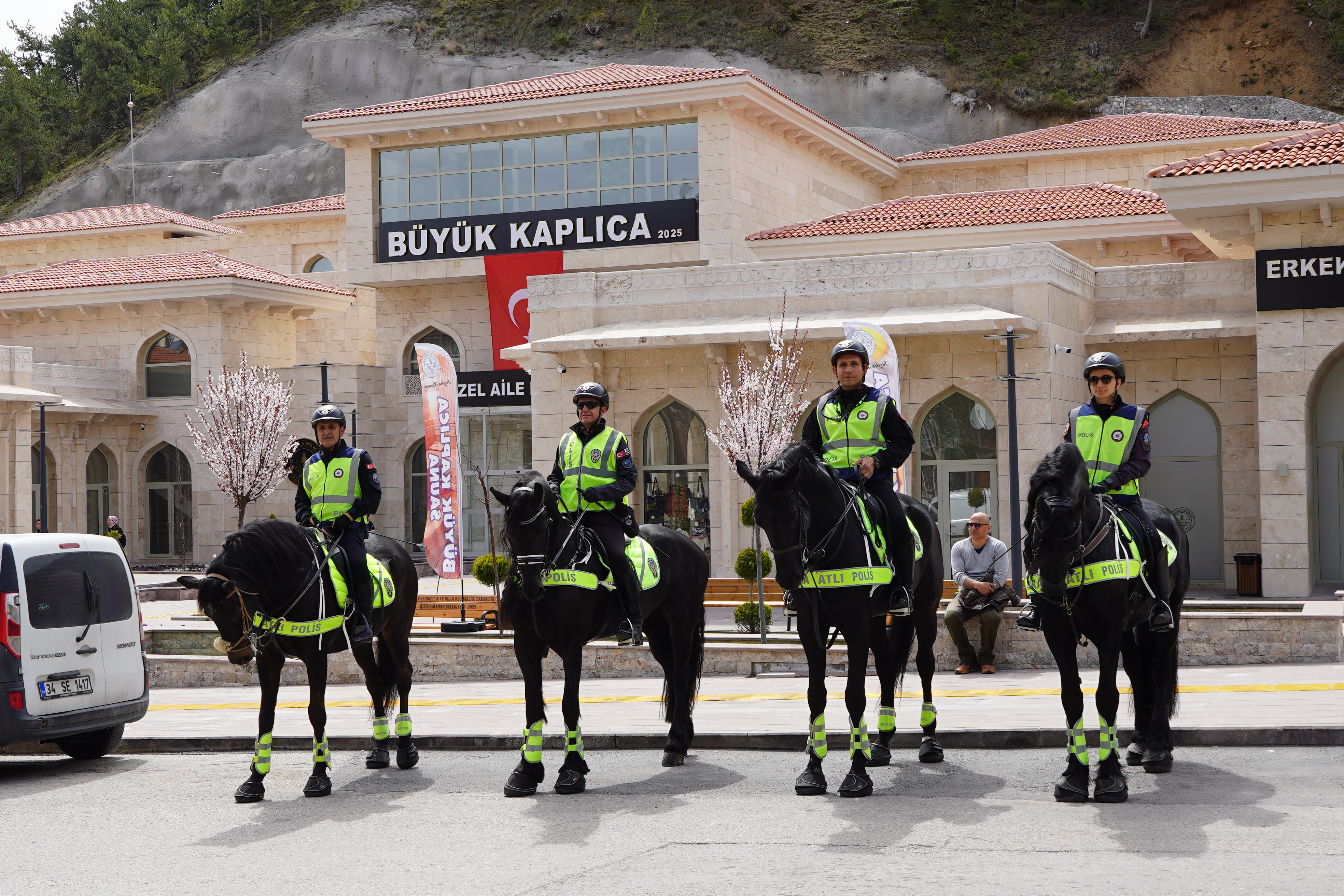 Kızılcahamam’da Atların Nal Sesi Yükseldi: Atlı Polisler Vatandaşlarla Buluştu