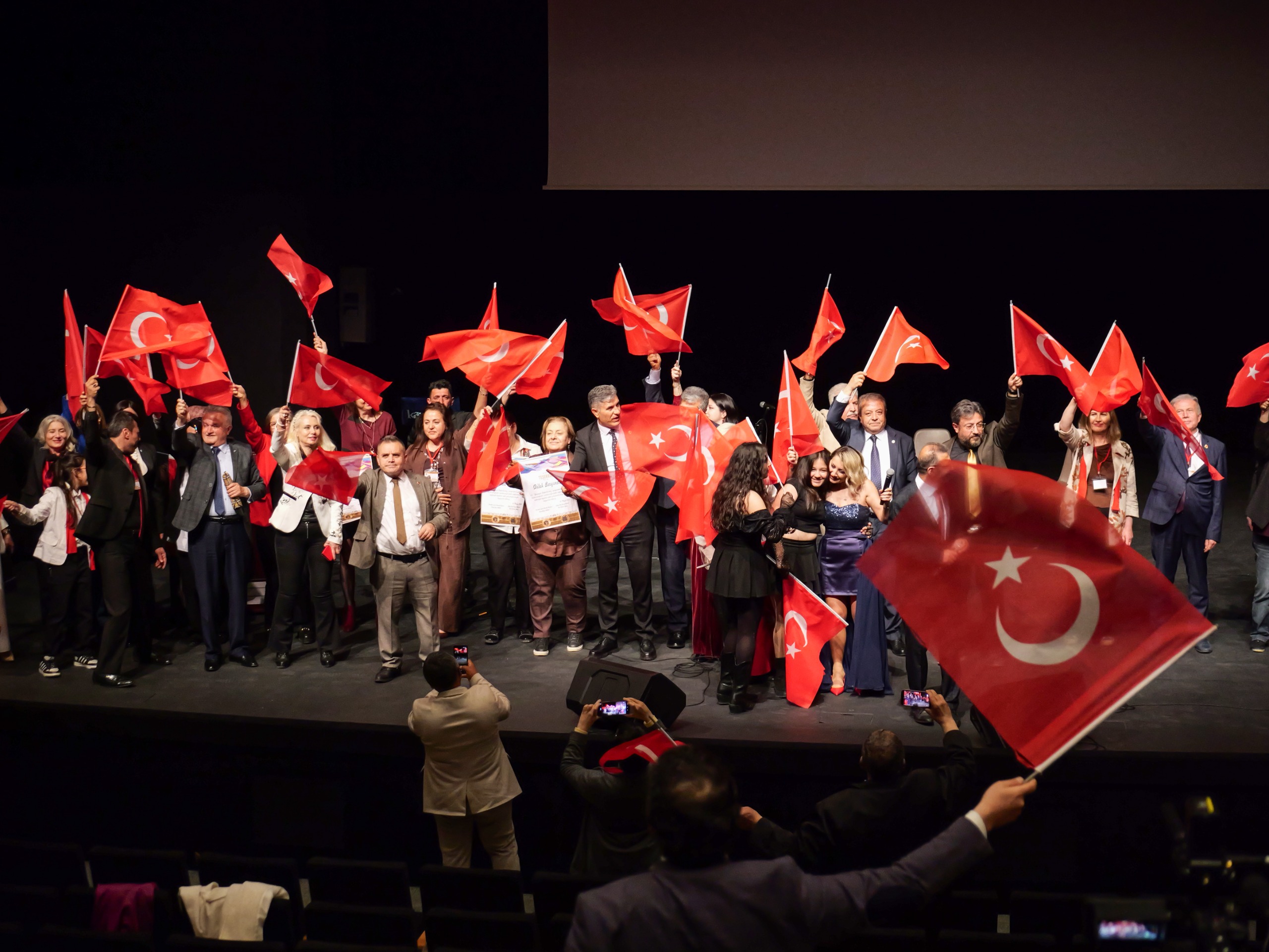 Ankara’nın Yaşayan Değerleri Etimesgut’ta Buluştu Erdal Beşikcioğlu’na Anlamlı Ödül