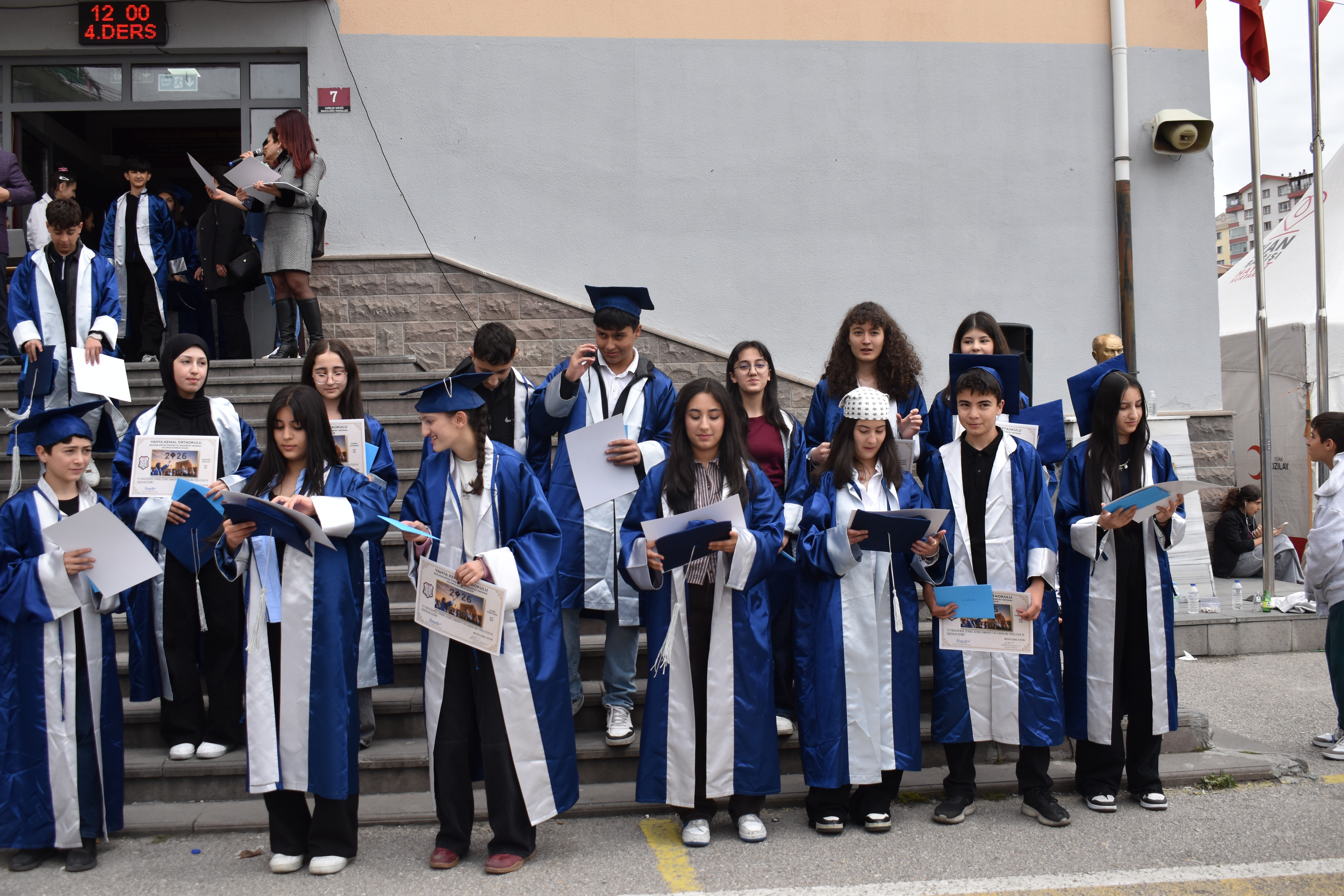 Mamak’ta  Yahya Kemal Ortaokulu’nda Yıl Sonu Şenliği ve Mezuniyet Coşkusu 