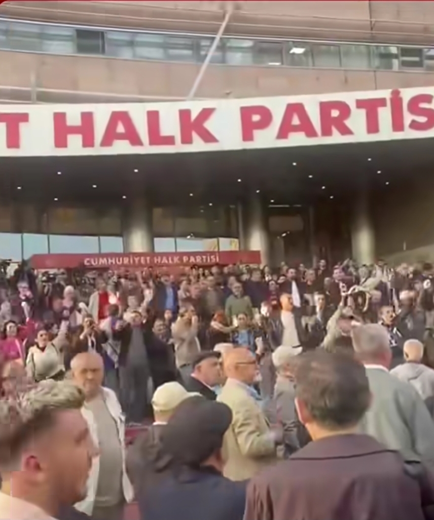 CHP’de “Mutlak Butlan” Krizi: PARTİLİLER Genel Merkez Önünde Toplandı
